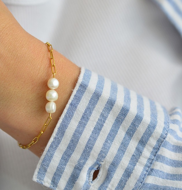 Bransoletka z perłami na łańcuszku