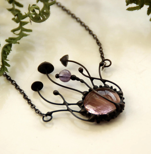 Naszyjnik z wisiorkiem z magicznych leśnych grzybów z kamieniem ametystowym