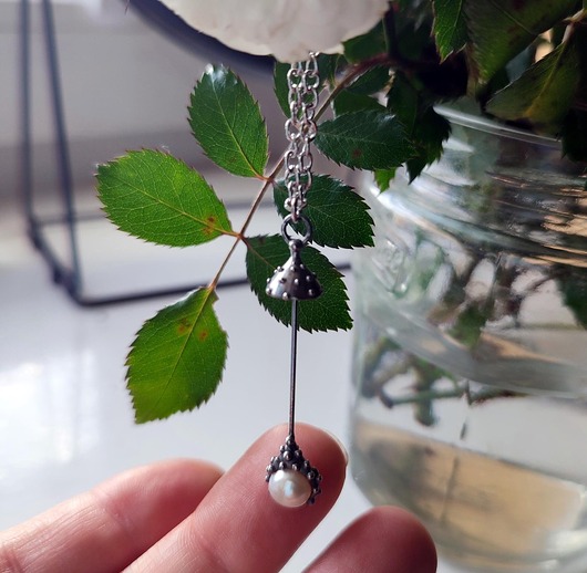Mały wisiorek z grzybem i perłą w stylu boho dla miłośników natury