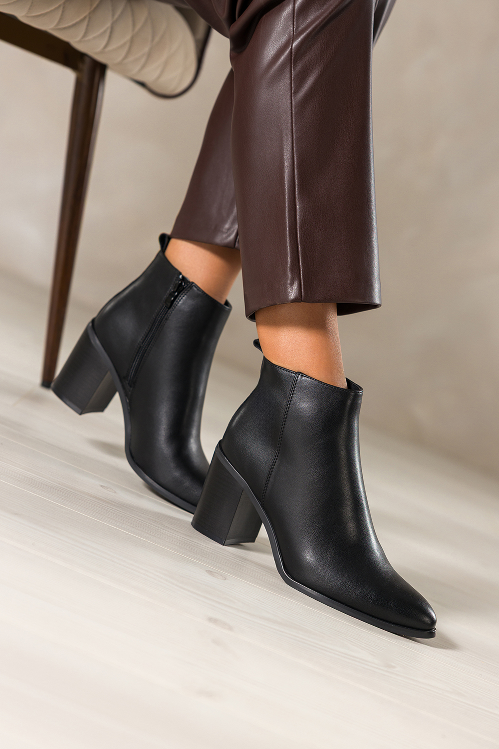 Czarne botki skórzane damskie Sergio Leone obcas słupek ozdobne przeszycie na cholewce YG74619-H