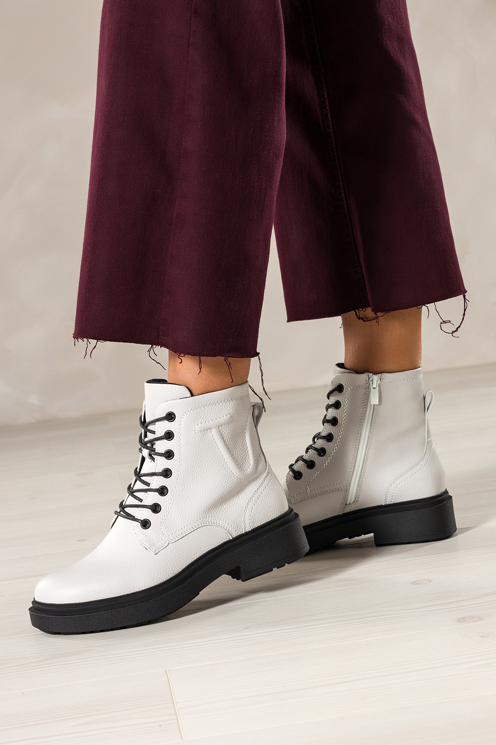 Białe botki skórzane damskie Sergio Leone na czarnej żłobionej platformie ozdobne przeszycia na cholewce sznurowane YG74751-H