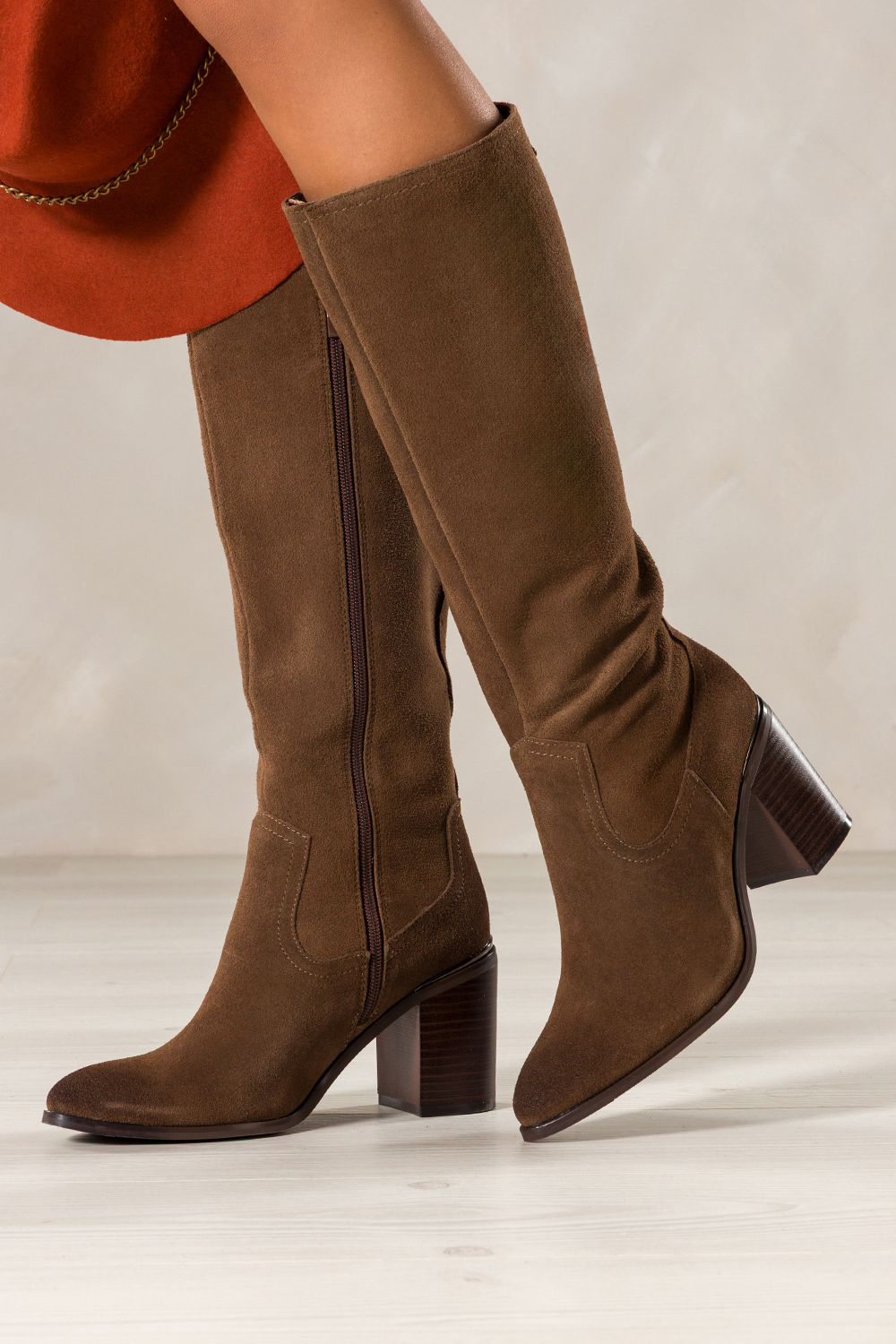 Brązowe kozaki skórzane damskie Sergio Leone przed kolano na ozdobnym słupku pasek z nitami PA74331-H