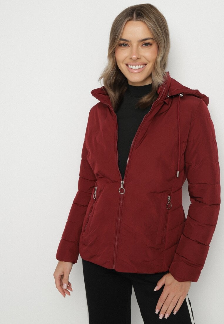 Bordowa Przejściowa Kurtka z Pikowanymi Przeszyciami i Odpinanym Kapturem Olunea
