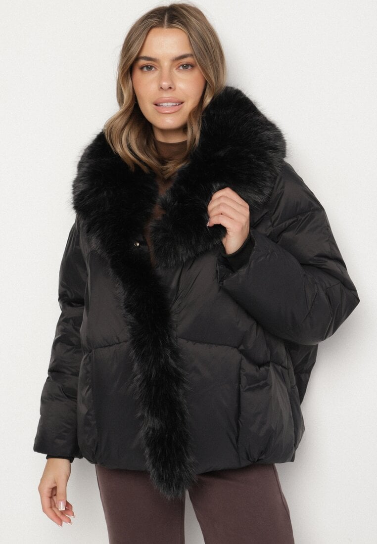 Czarna Zimowa Kurtka Pikowana z Futrzanym Kołnierzem i Wysokimi Ściągaczami Tilastra