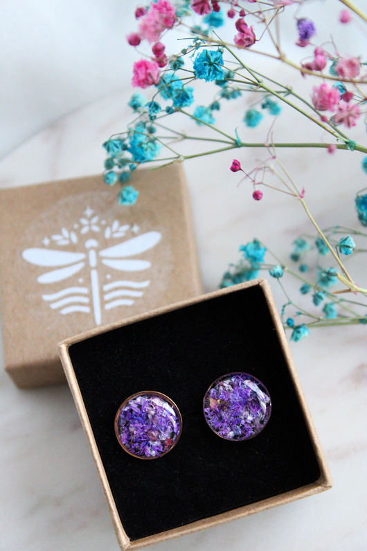 Kolczyki z gipsówką zaklętą w żywicy