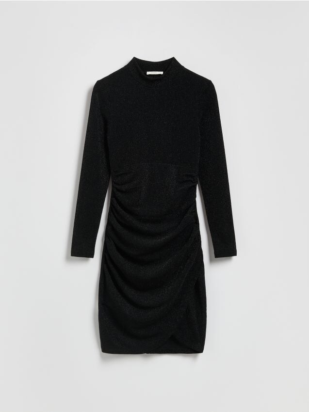 Reserved - Błyszcząca sukienka z drapowaniem - czarny