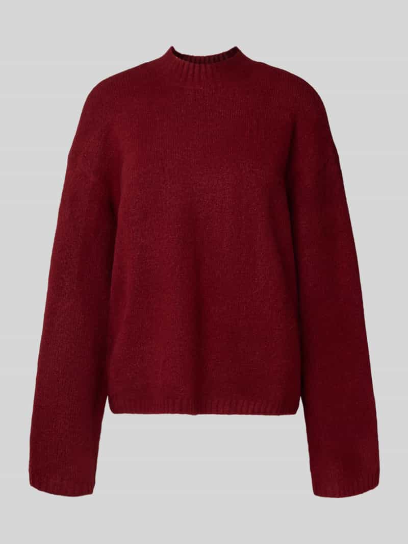 Sweter z dzianiny ze stójką i obniżonymi ramionami