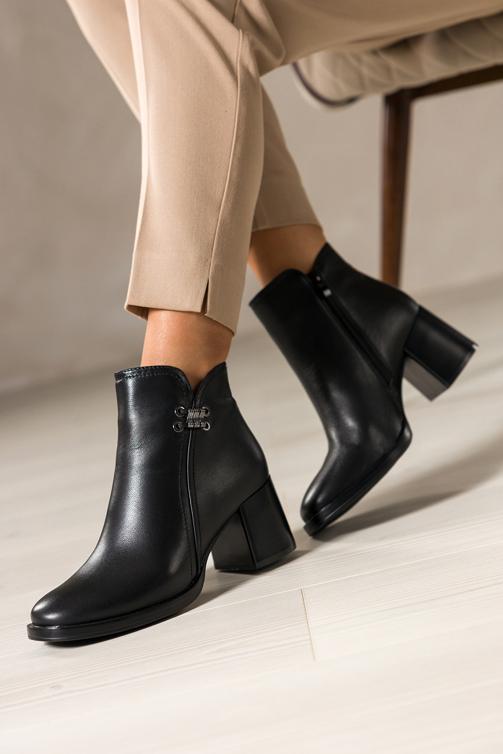 Czarne botki skórzane damskie Sergio Leone na klocku wycięta cholewka z ozdobą YG74790-H