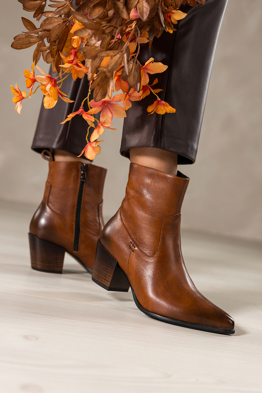 Brązowe botki skórzane damskie kowbojki na szerokim ściętym klocku PRODUKT POLSKI Casu 39434