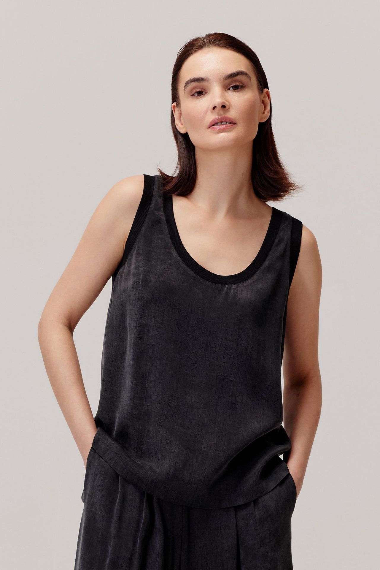 Top z wiskozą i lyocellem Figro czarny