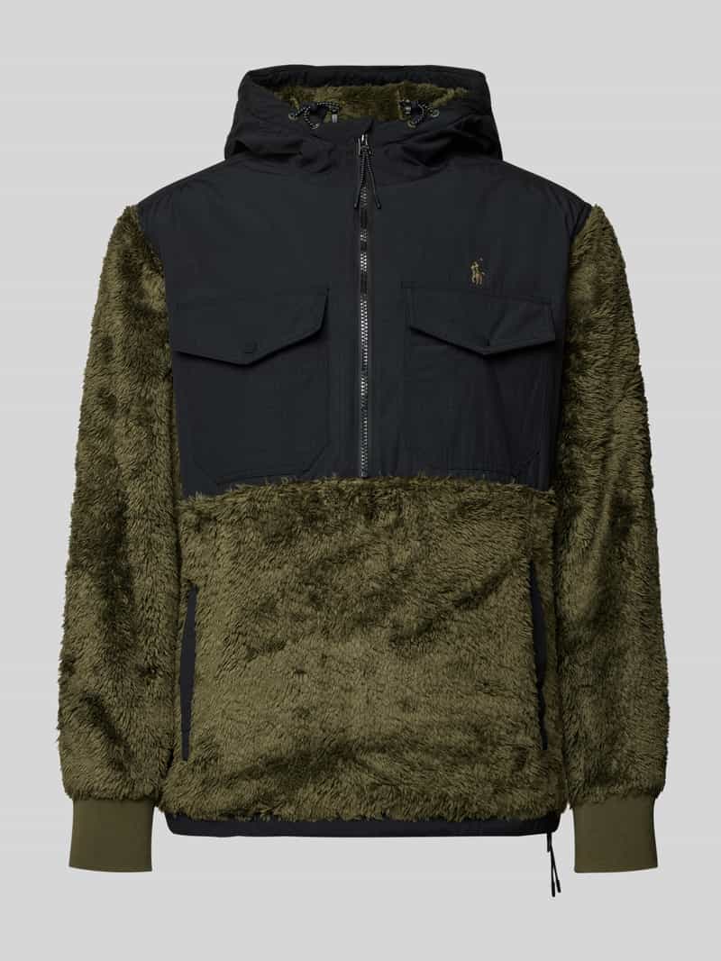 Sweter z polaru z kapturem i kieszeniami na piersi model ‘CURLY’