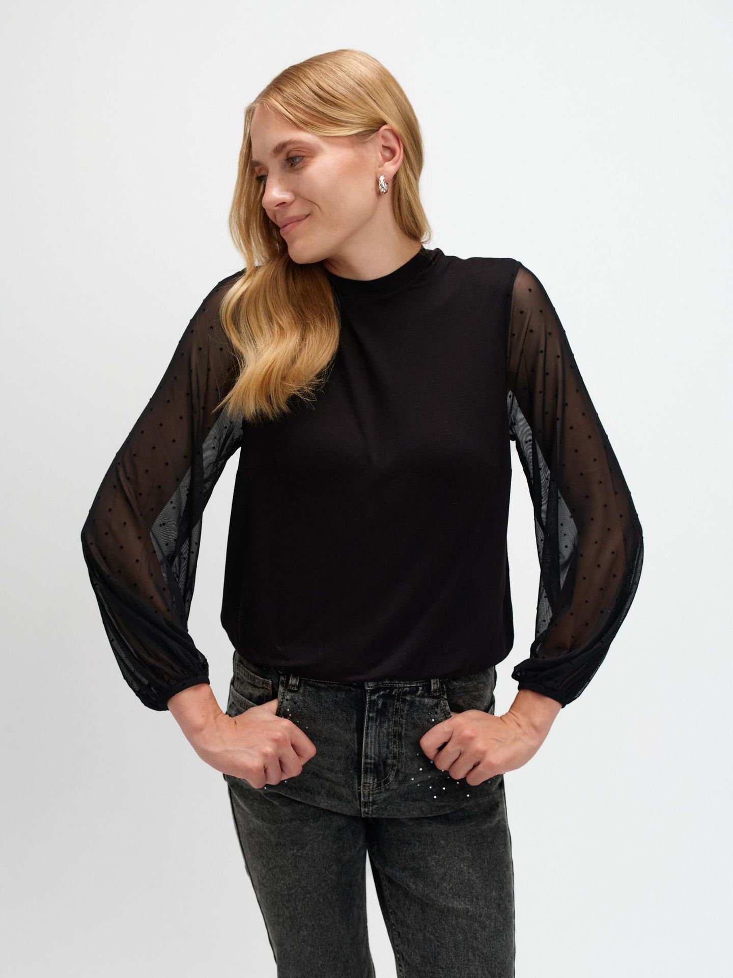 Czarna bluzka z efektownymi rękawami