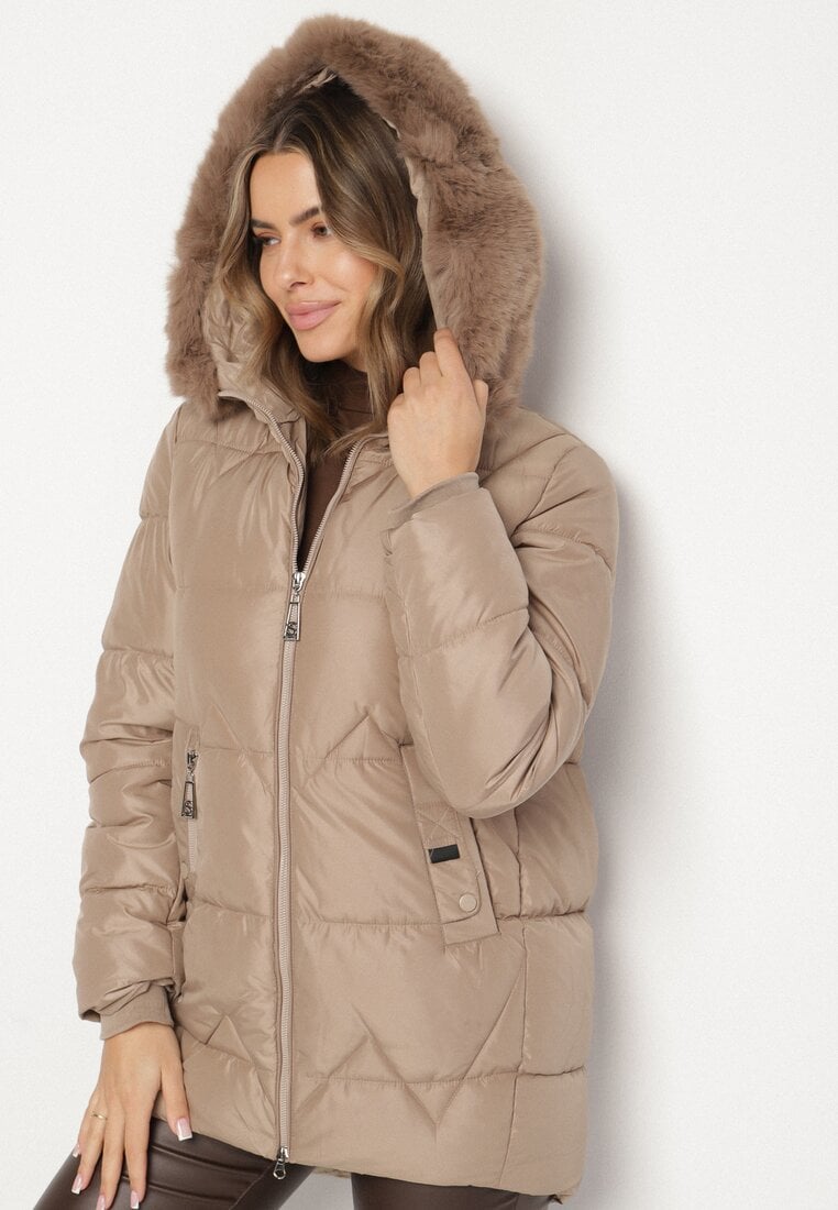 Beżowa Pikowana Kurtka o Pudełkowym Kroju z Kapturem z Futerkiem Rearria