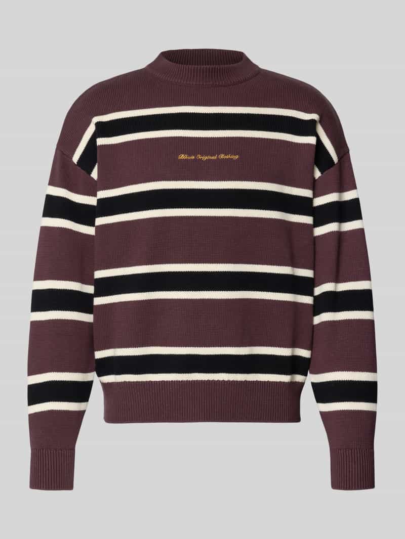 Sweter z dzianiny ze wzorem w paski i wyhaftowanym logo