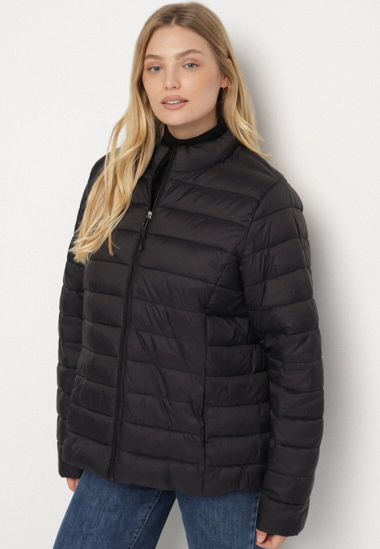 Czarna Pikowana Kurtka o Prostym Kroju z Niską Stójką Zeniva