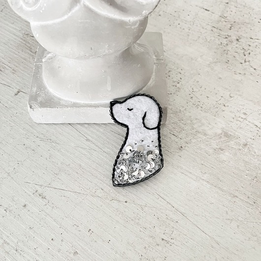 Broszka PIES 4 ręcznie haftowana przypinka