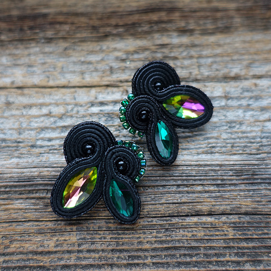 Czerń i zieleń - kolczyki sutasz