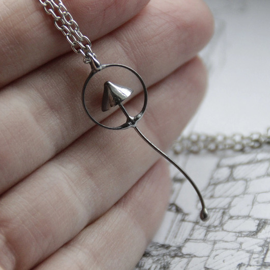 Wisiorek z magicznym grzybem z motywem botanicznym w stylu psychodelicznym