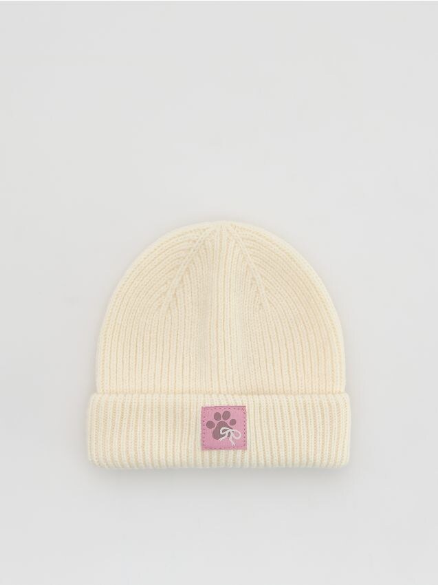 Reserved - Wełniana czapka z naszywką - złamana biel