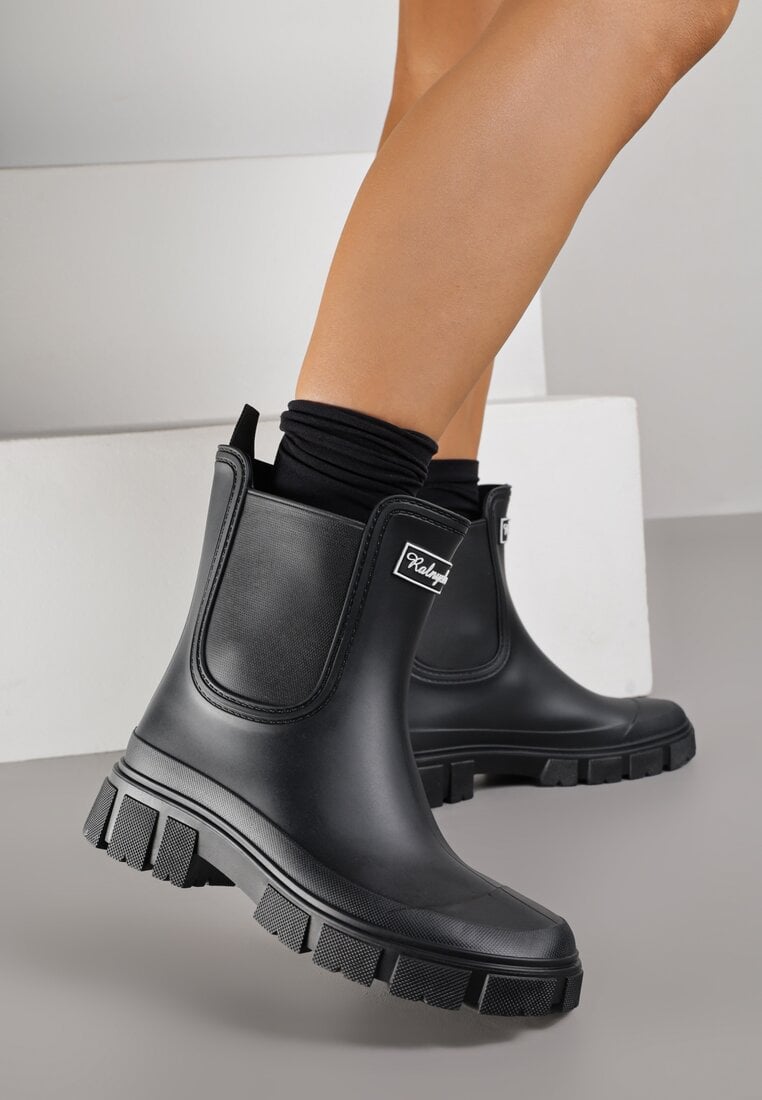 Czarne Kalosze z Elastycznymi Wstawkami w Cholewce i Aplikacją z Napisem Deliavia