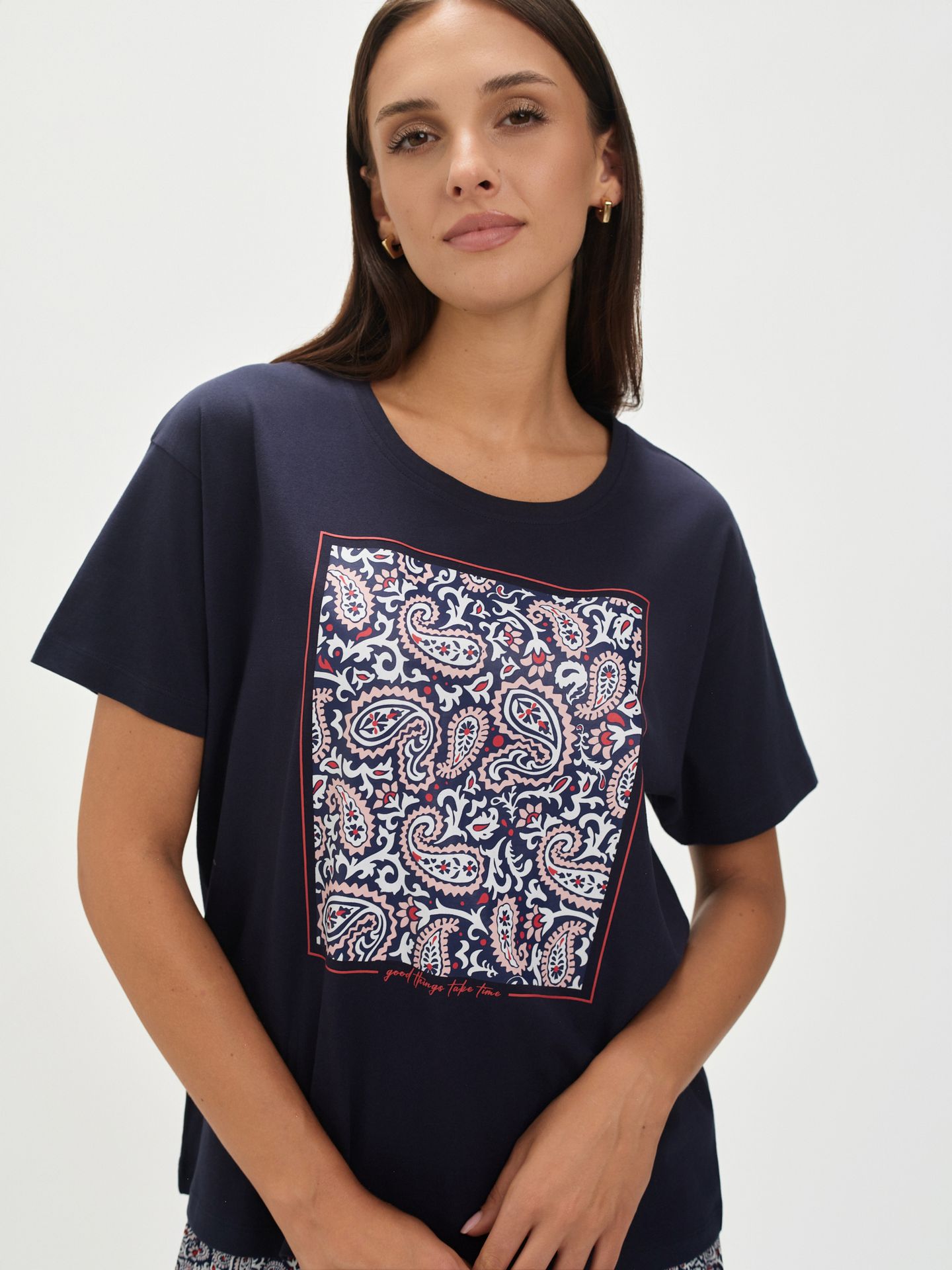 Granatowy t-shirt z etnicznym wzorem