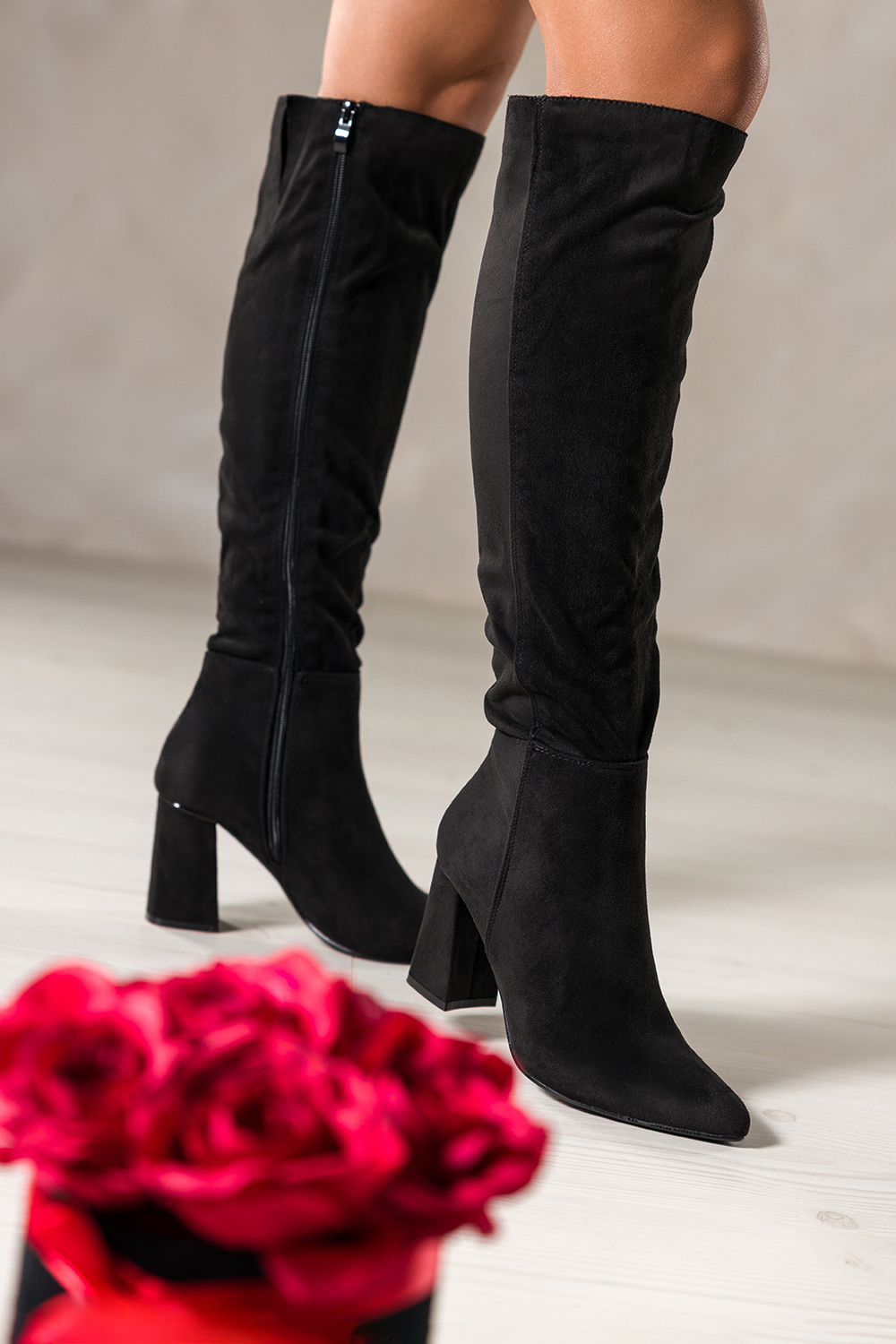 Czarne kozaki damskie na szerokim ozdobnym słupku guma w cholewce Casu D25WX5-BM