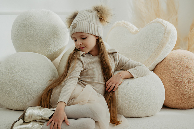 Dziewczęca czapka na zimę IZIZ z dwoma pomponami jasny beż