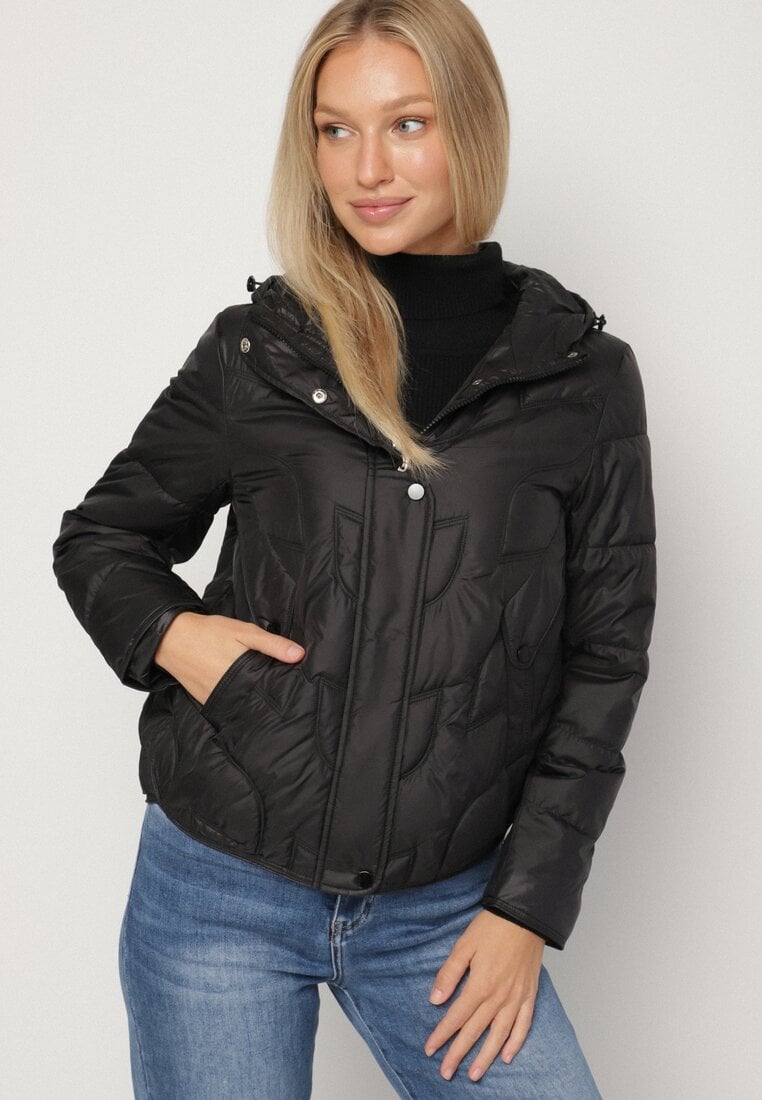 Czarna Przejściowa Kurtka z Oryginalnym Pikowaniem i Kapturem Aruvitte