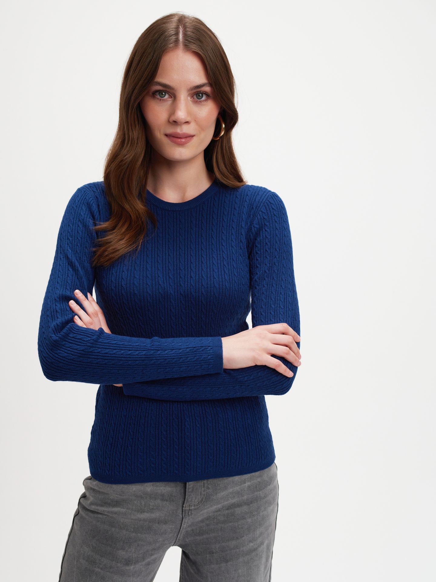 Granatowy sweter z plecioną fakturą