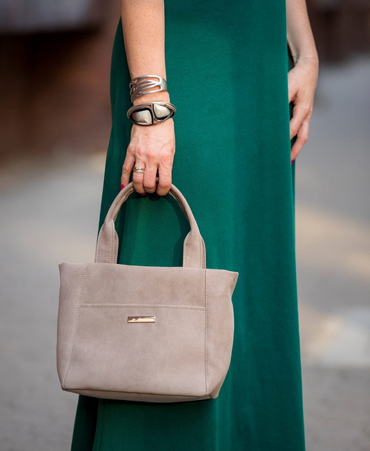 Kuferek listonoszka z nubuku tapicerskiego w kolorze ciemny beż