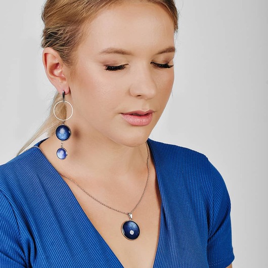 Długie kolczyki w perłowych odcieniach błękitu Feza