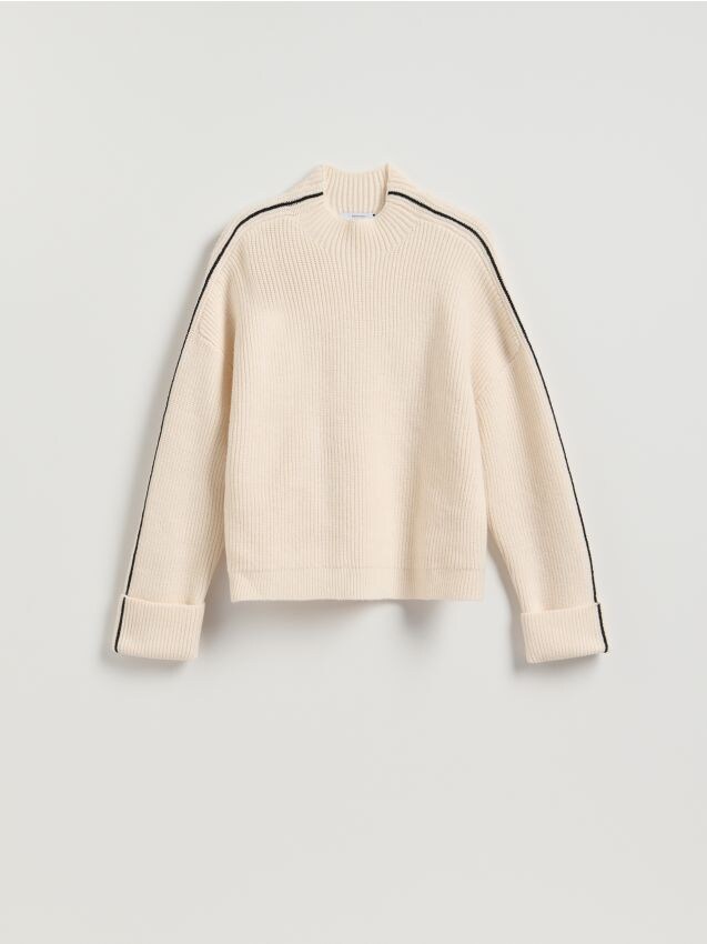 Reserved - Sweter z kontrastową lamówką - kremowy
