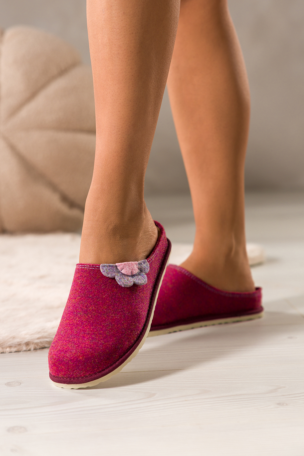 Czerwone kapcie damskie Inblu obuwie domowe z wyjmowaną skórzaną wkładką ozdobny kwiat XH999956