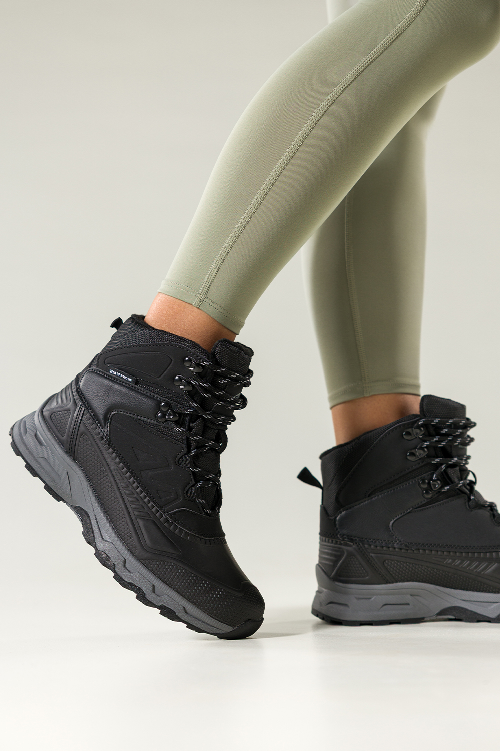 Czarne buty sportowe trekkingowe damskie wodoodporne na bieżnikowanej podeszwie sznurowane Casu 7688-8D