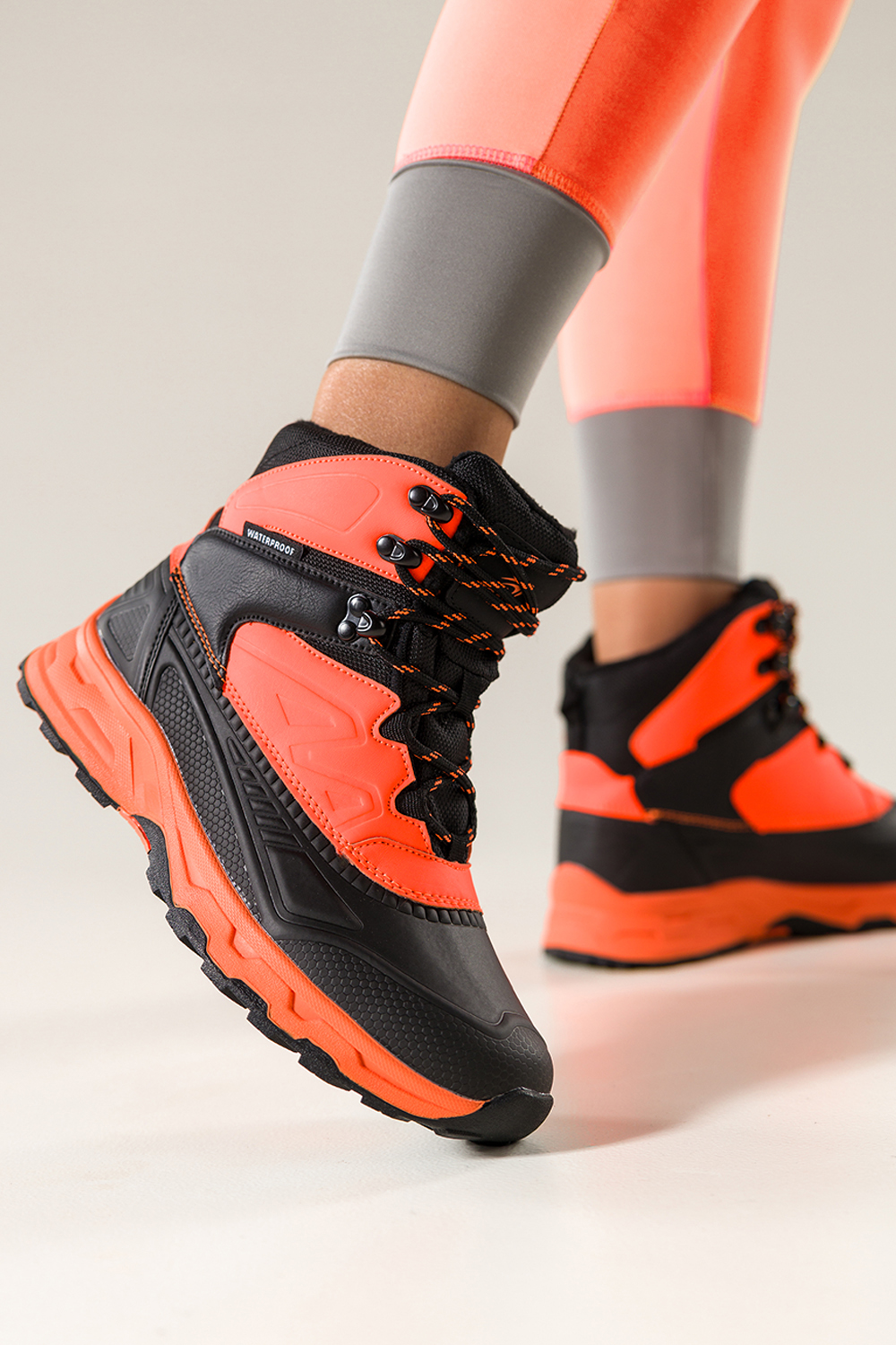 Czarne buty sportowe trekkingowe damskie wodoodporne na bieżnikowanej podeszwie sznurowane pomarańczowe wstawki Casu 7688-4D