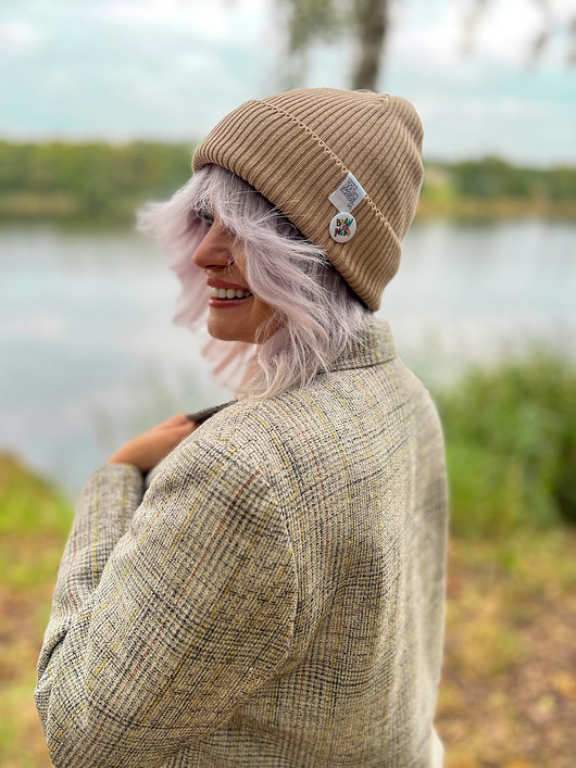 Czapka beanie z bawełny logo kolorowe Beżowa