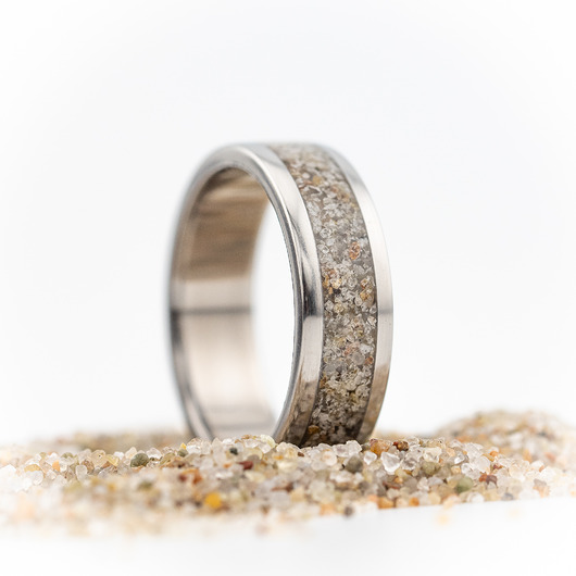 Obrączka tytanowa z piaskiem Bałtyku