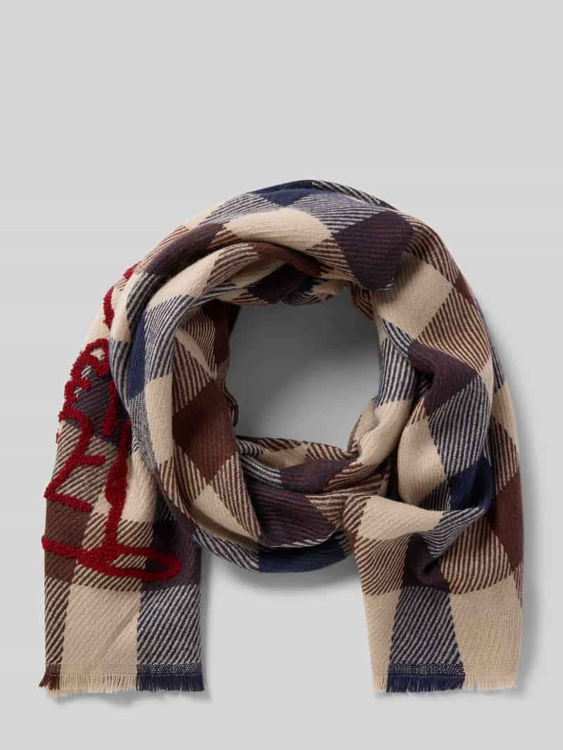 Szal z detalem z logo