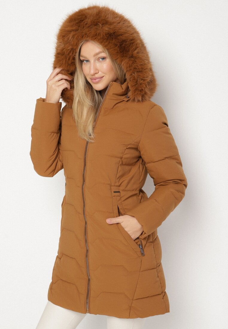 Brązowa Taliowana Kurtka z Pikowanymi Przeszyciami i Kapturem z Futrem Mundria
