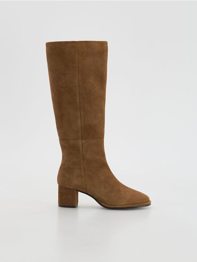 Reserved - Zamszowe kozaki na obcasie - brązowy