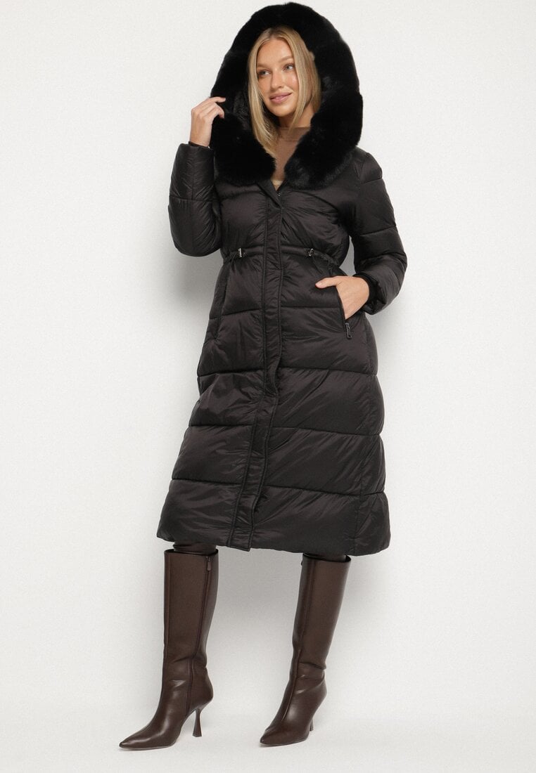 Czarna Długa Kurtka Puchowa z Pikowanymi Przeszyciami i Kapturem z Futrem Zevea