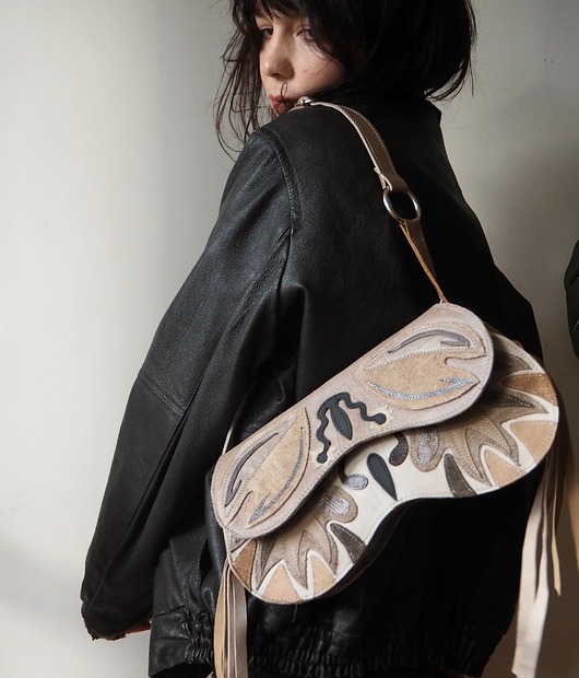 Skórzana beżowa torebka motyl ćma z upcyklingu