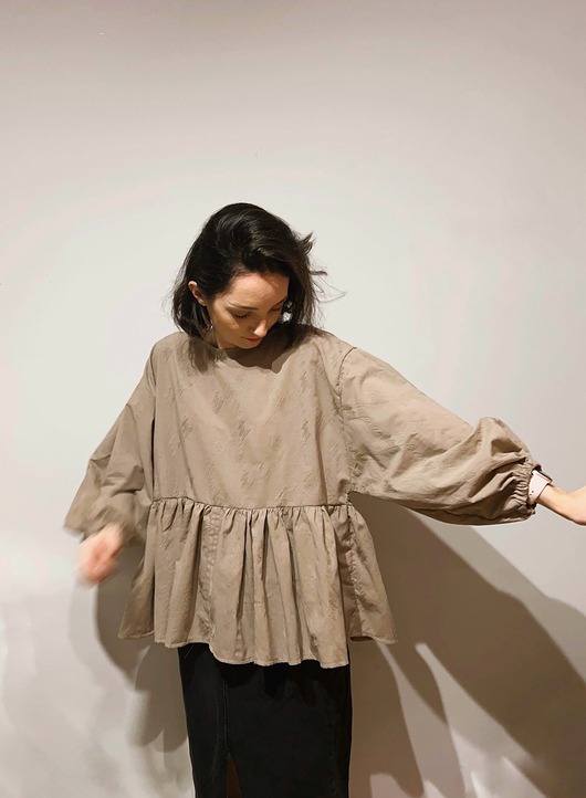 Beżowa bluzka z haftowanymi zygzakami