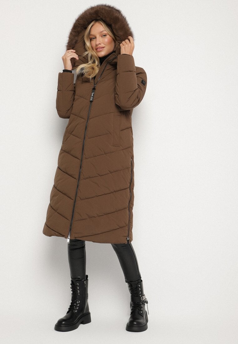 Brązowa Długa Kurtka z Pikowanymi Przeszyciami i Kapturem z Futerkiem Galella