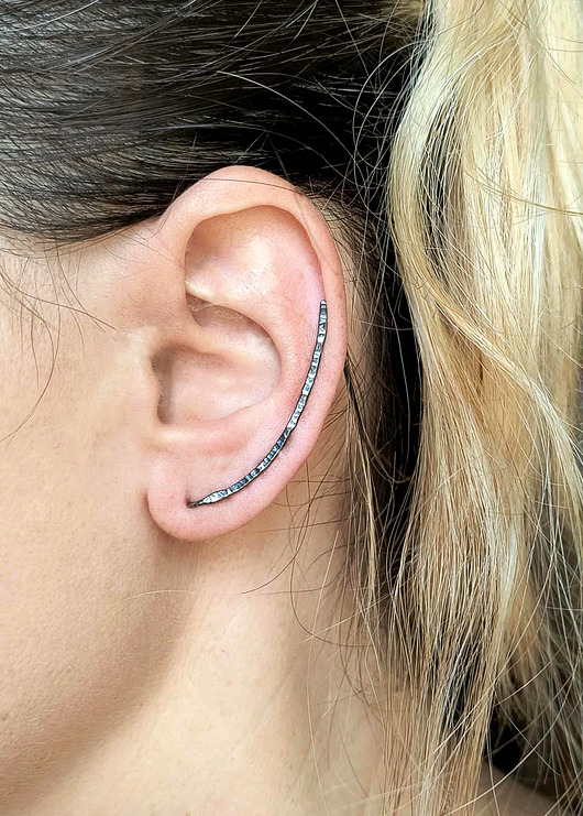 Kolczyk- nausznica Młotkowana czarna ze srebra na lewe ucho