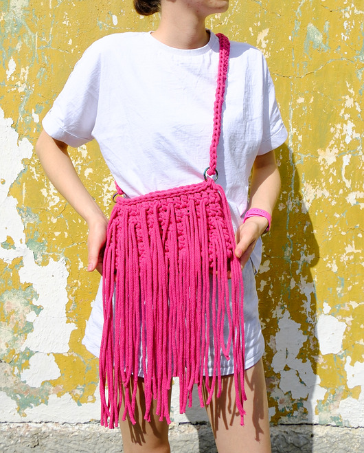 Różowa torebka z frędzlami