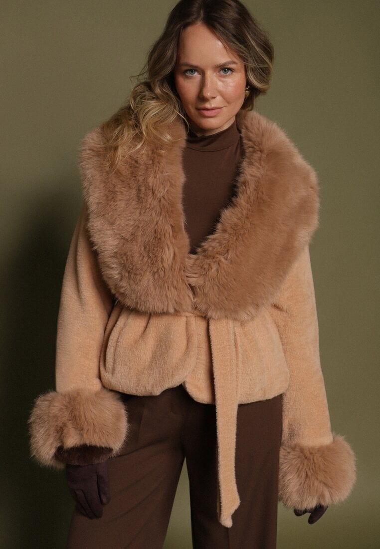 Brązowa Pluszowa Kurtka z Futrzanym Kołnierzem i Mankietami Wiązana w Pasie Arevitte