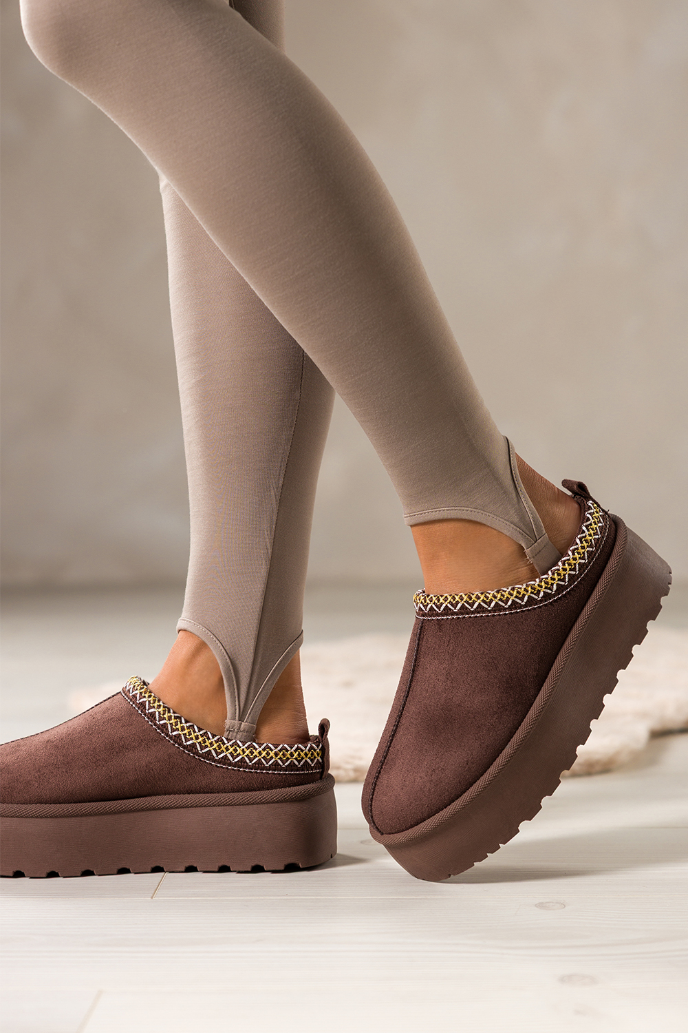 Czekoladowe kapcie damskie z futerkiem na platformie ozdobne obszycie Casu VE-492