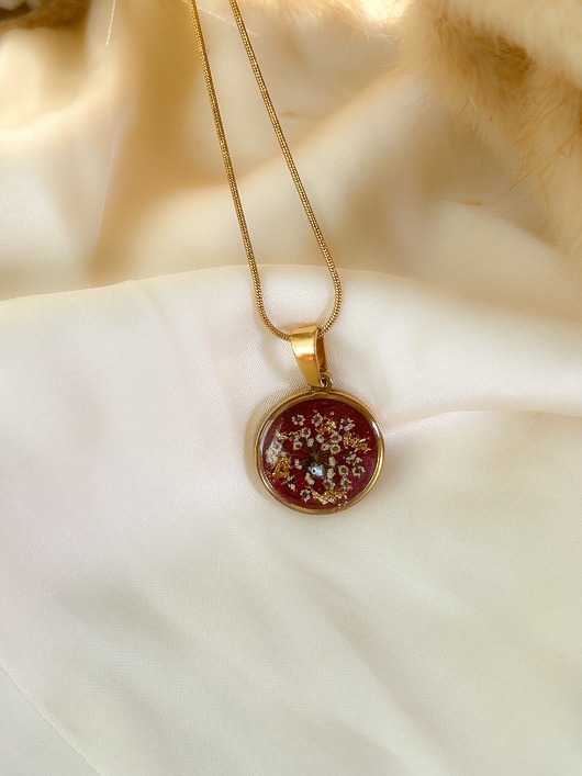 Naszyjnik z kwiatami na czerwonym tle