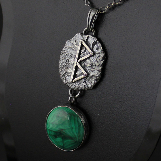 Runa Berkano z malachitem - srebrny talizman runiczny